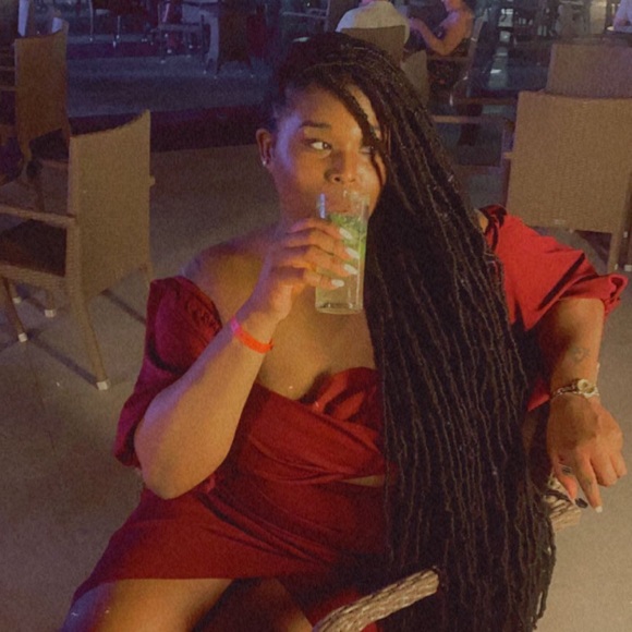 Meet your Posher, Amira - Picture 3 of 5